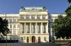 miniatura Hauptgebäude der Technischen Universität Wien; rechts und links im Bild die beiden unter Schutz stehenden Baumhaseln